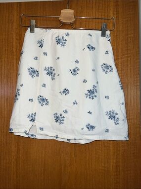 Girl’s/Teen American Eagle Outfitters White Mini Skirt with Blue Floral Print